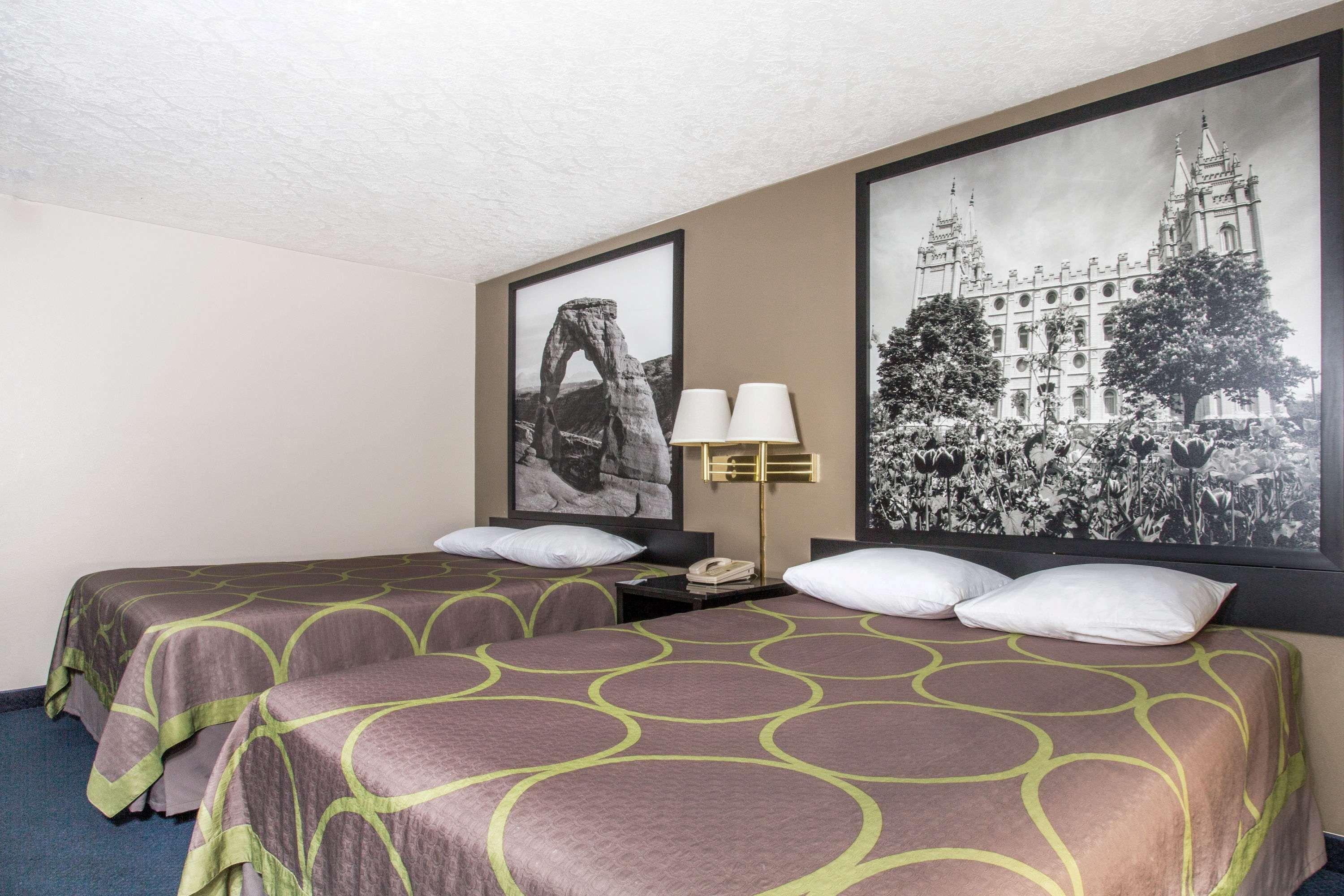 Super 8 By Wyndham Logan Hotel Exterior foto