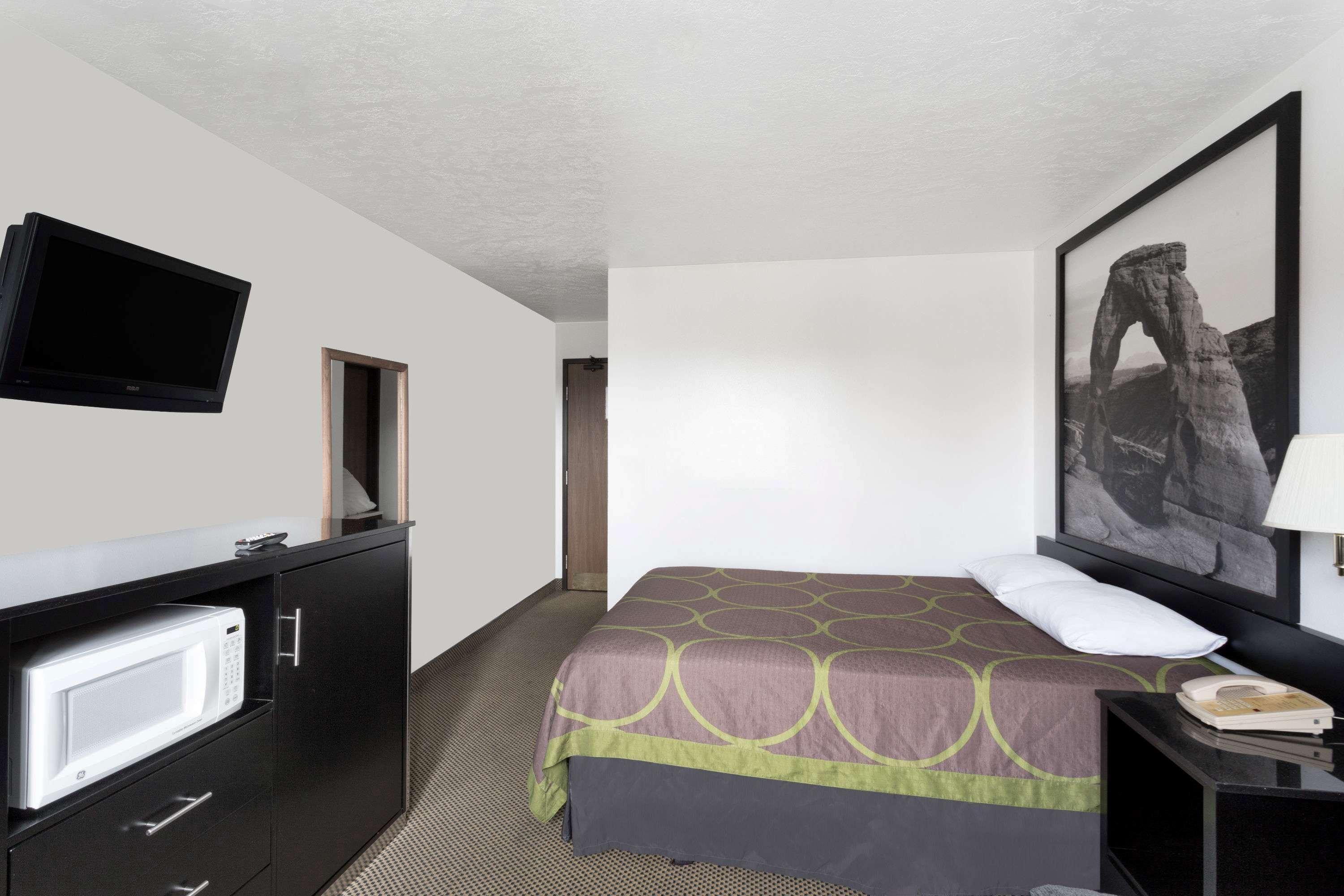 Super 8 By Wyndham Logan Hotel Exterior foto